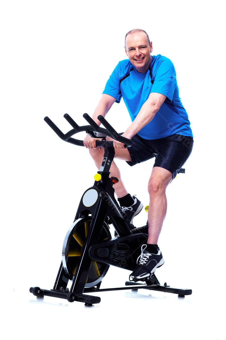 Homem maduro pedalando bicicleta ergométrica