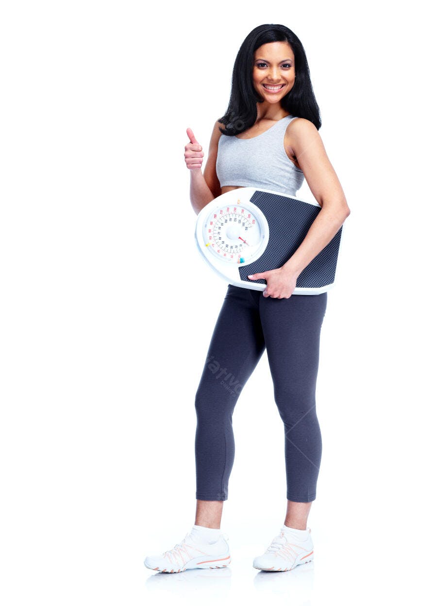 Mulher fitness segurando balança de peso