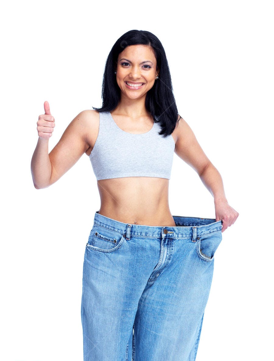Mulher mostrando calça jeans larga após emagrecimento