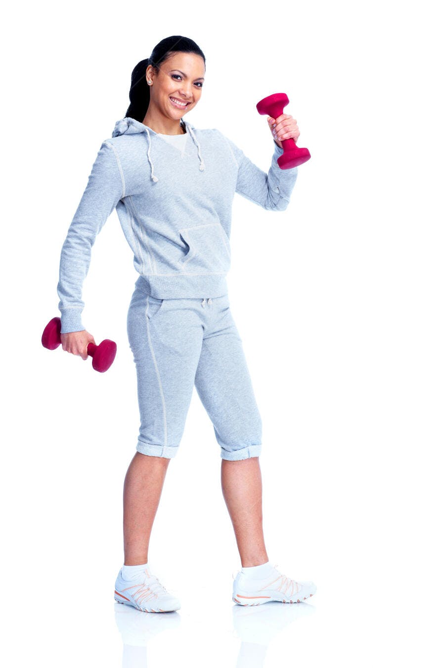 Mulher fitness com halteres cinza e rosa