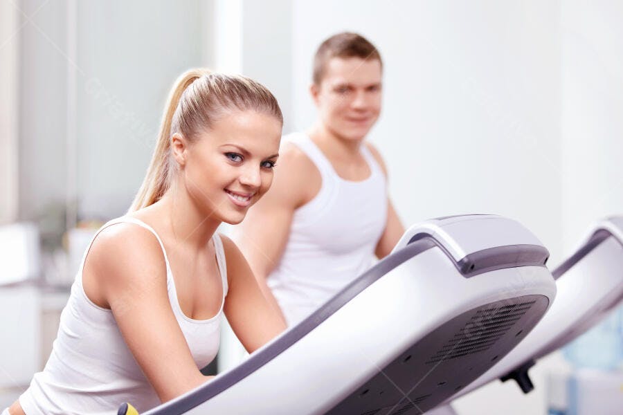 Casal praticando exercícios em academia