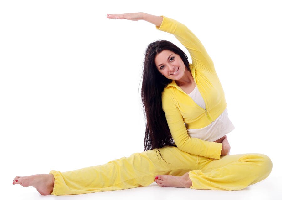 Mulher praticando yoga em roupa amarela
