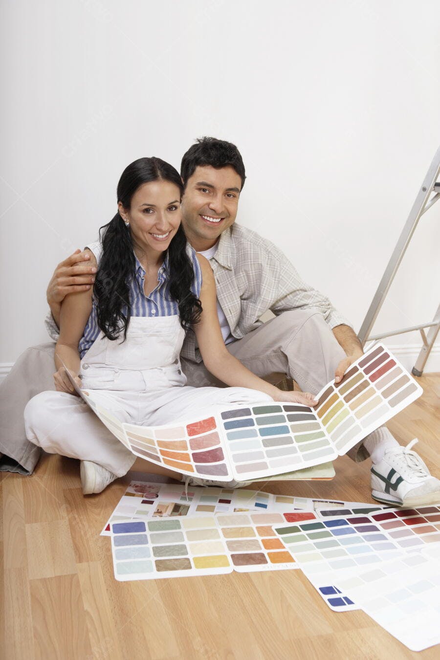 Casal escolhendo cores para pintura