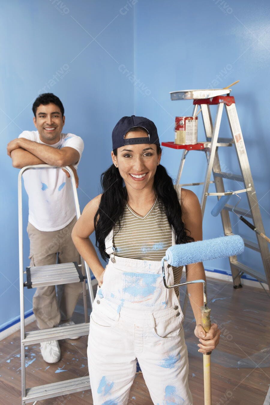 Casal pintando parede azul claro