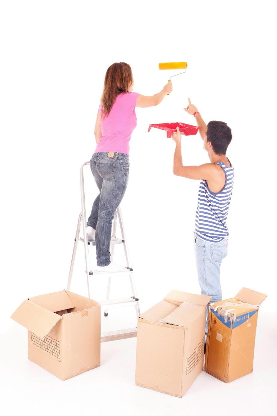 Casal pintando parede em novo lar