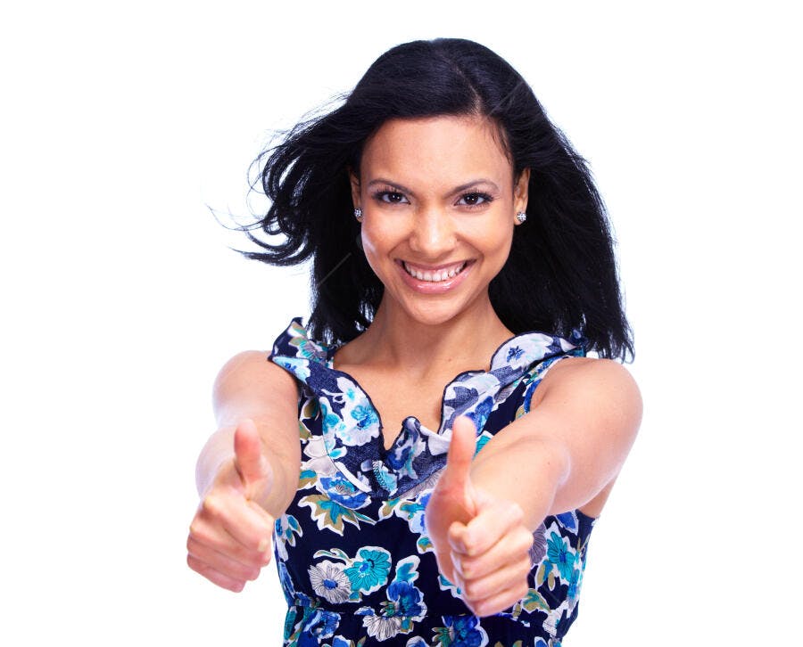 Mulher mostrando positivo fundo branco