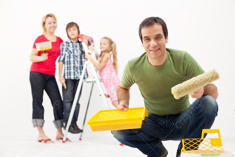 Família pintando paredes em casa