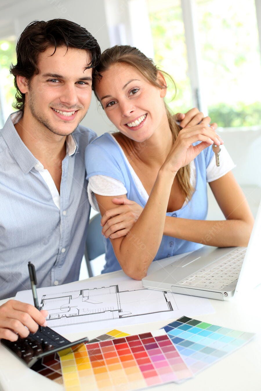 Casal feliz planejando casa nova