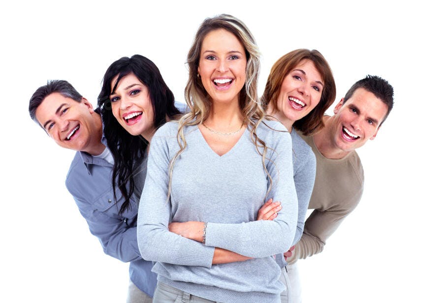 Grupo de amigos sorrindo juntos
