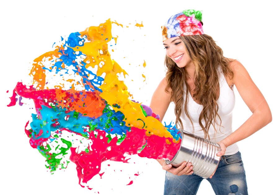 Mulher jogando tinta colorida fundo branco