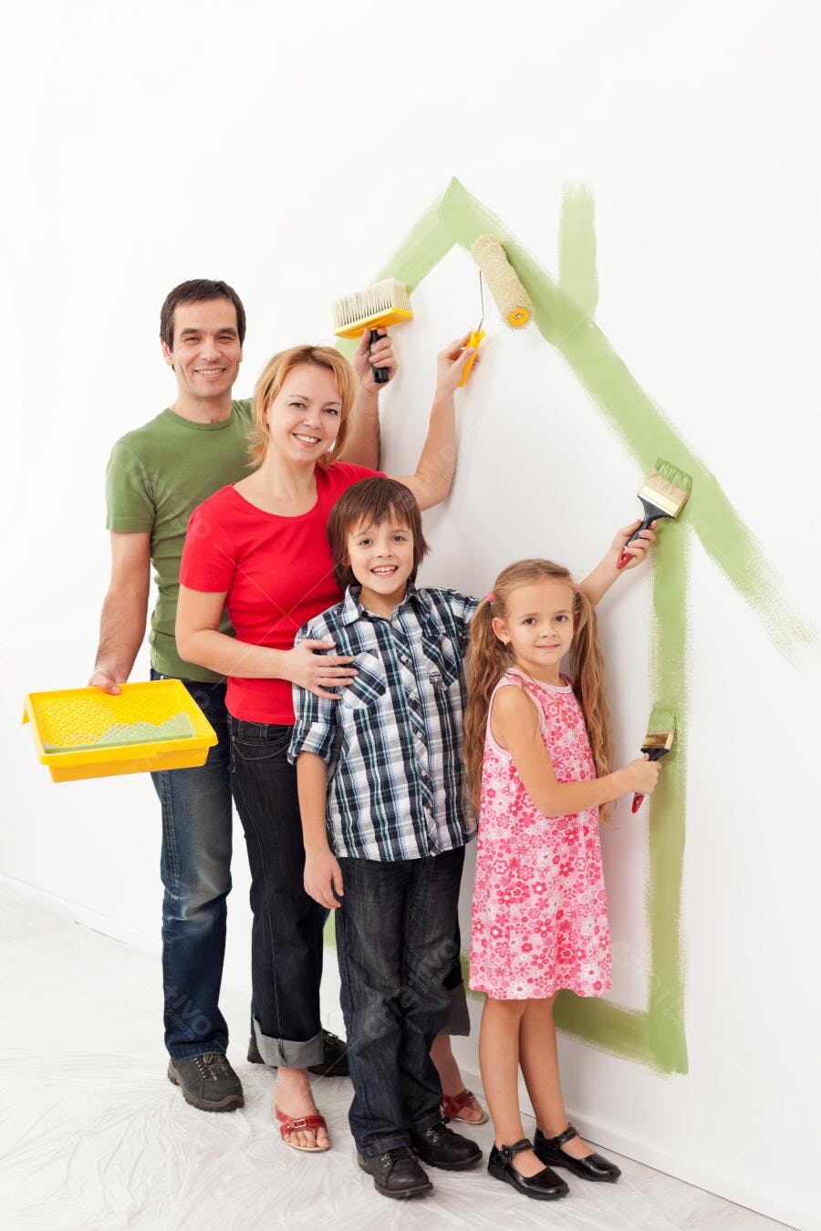 Família pintando casa nova verde