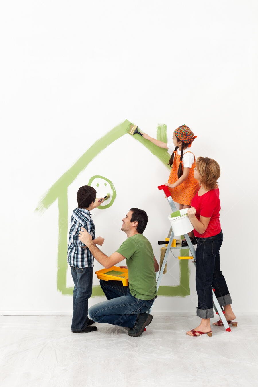 Família pintando casa verde claro