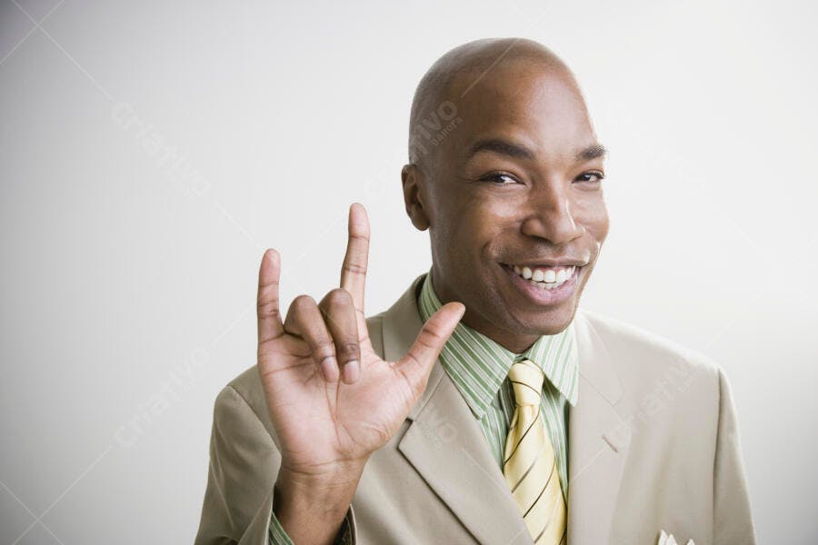 Homem negro sorridente fazendo sinal de rock
