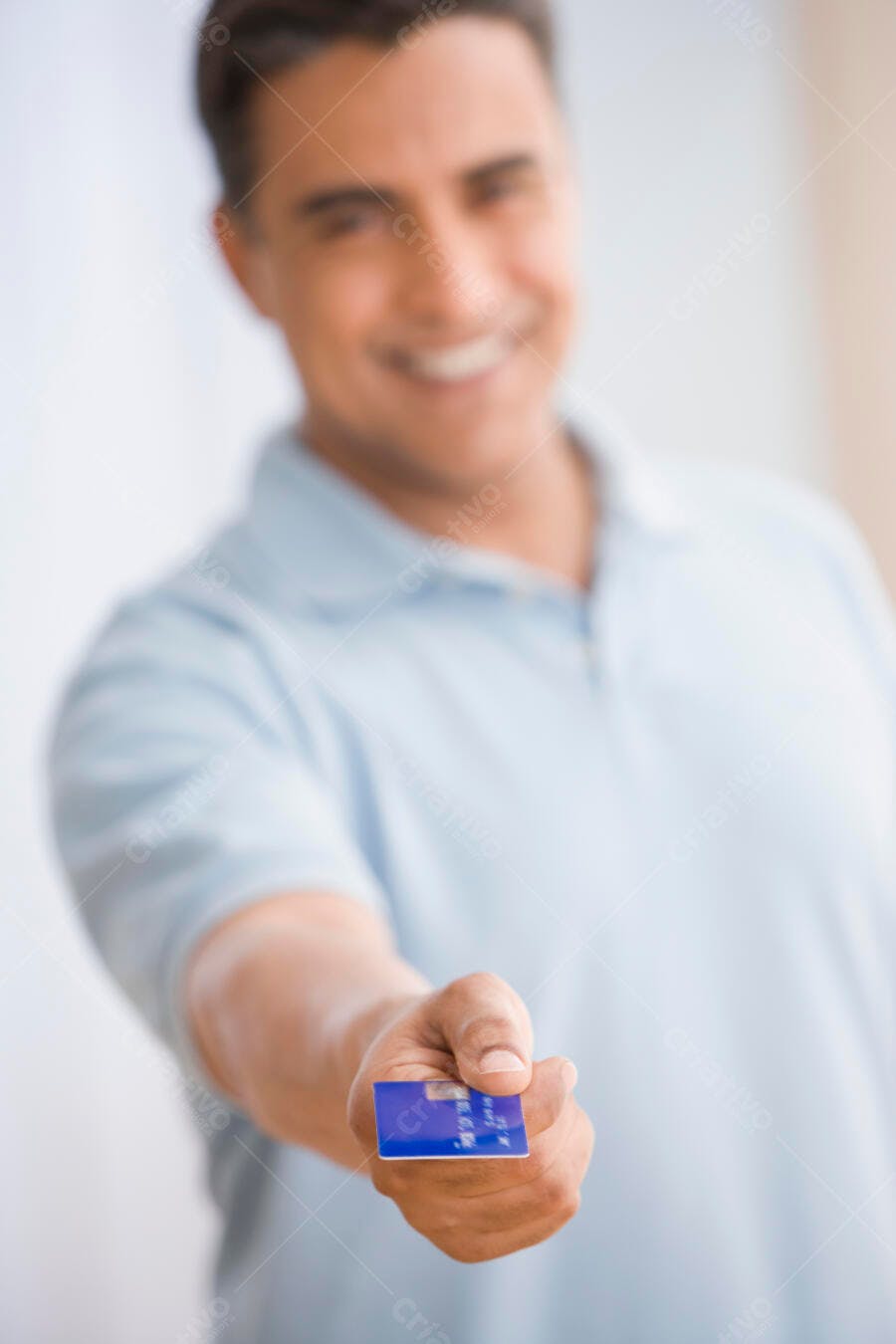 Homem oferecendo cartão de crédito