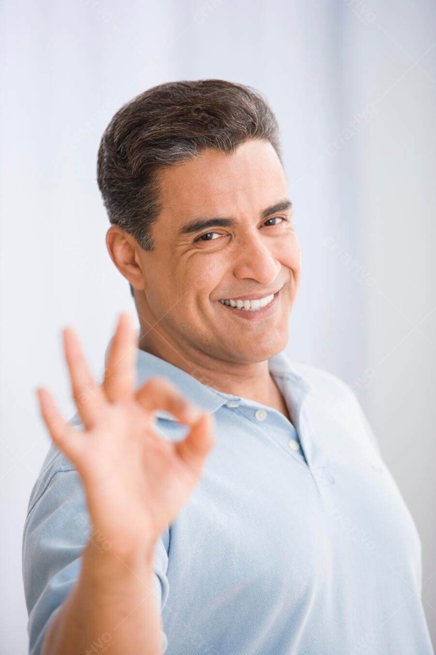 Homem sorridente mostrando OK