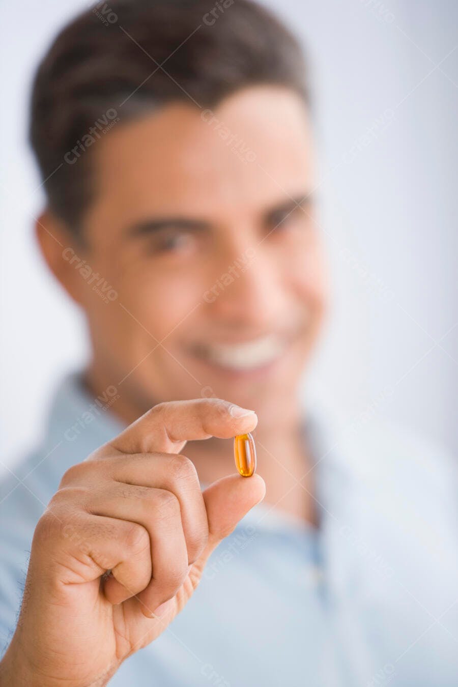 Homem segurando cápsula marrom