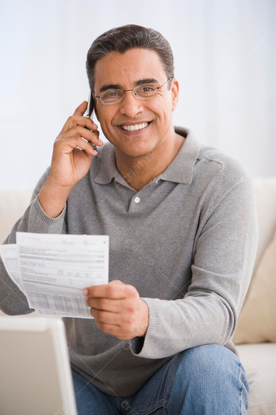 Homem de meia idade revisando contas ao telefone
