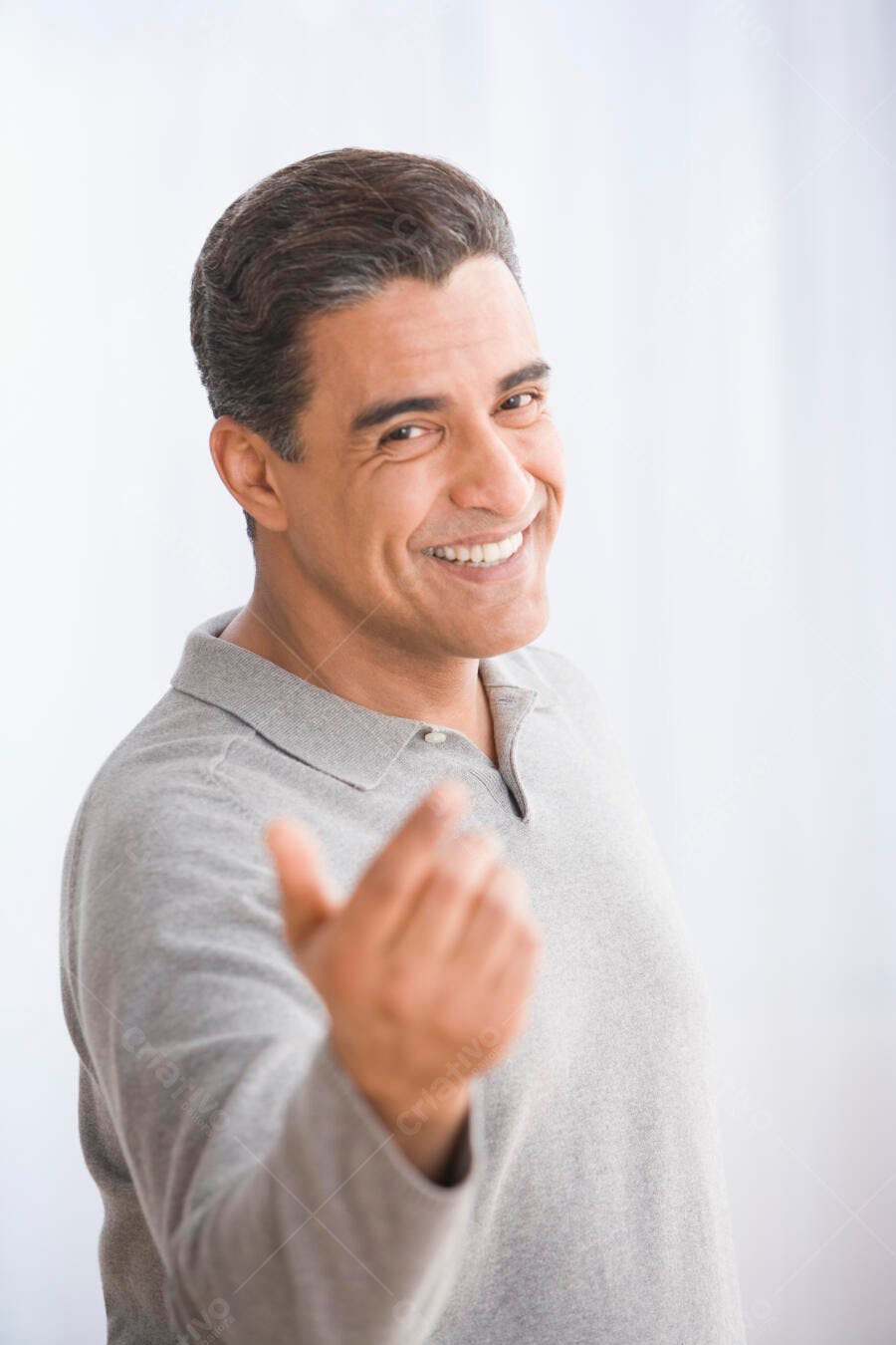 Homem latino sorrindo e gesticulando
