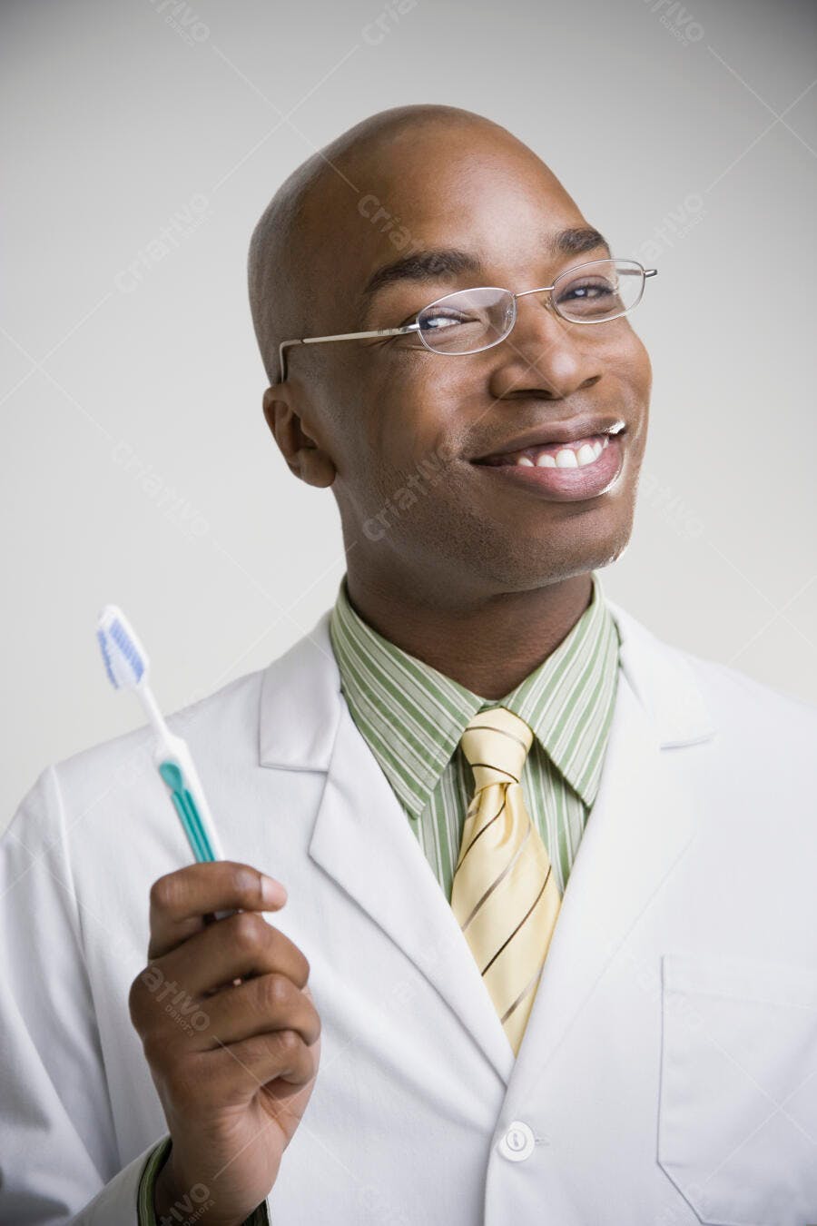 Dentista Afro segurando escova de dentes