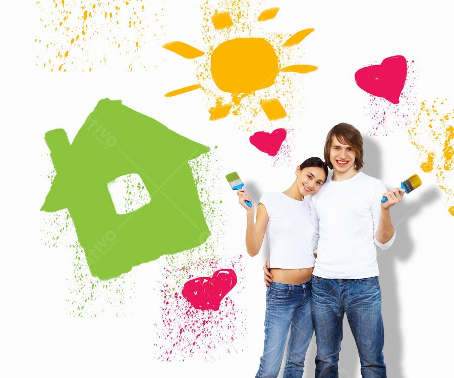Casal pintando casa nova cores vibrantes