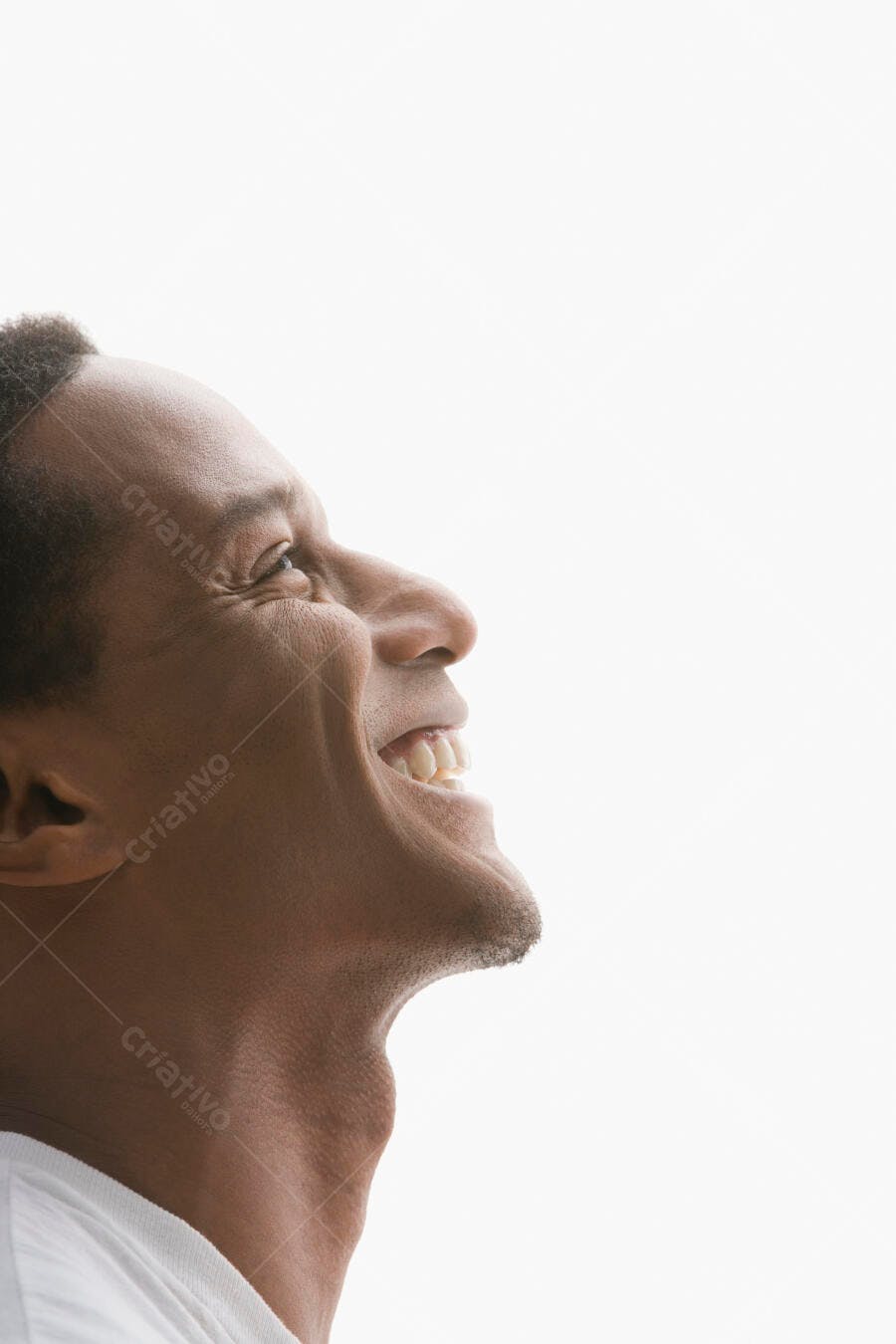 Homem negro sorrindo perfil alegria