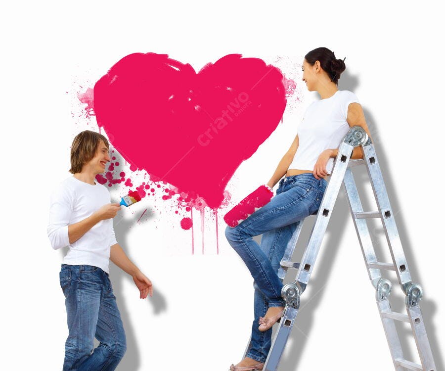 Casal pintando coração rosa Dia dos Namorados