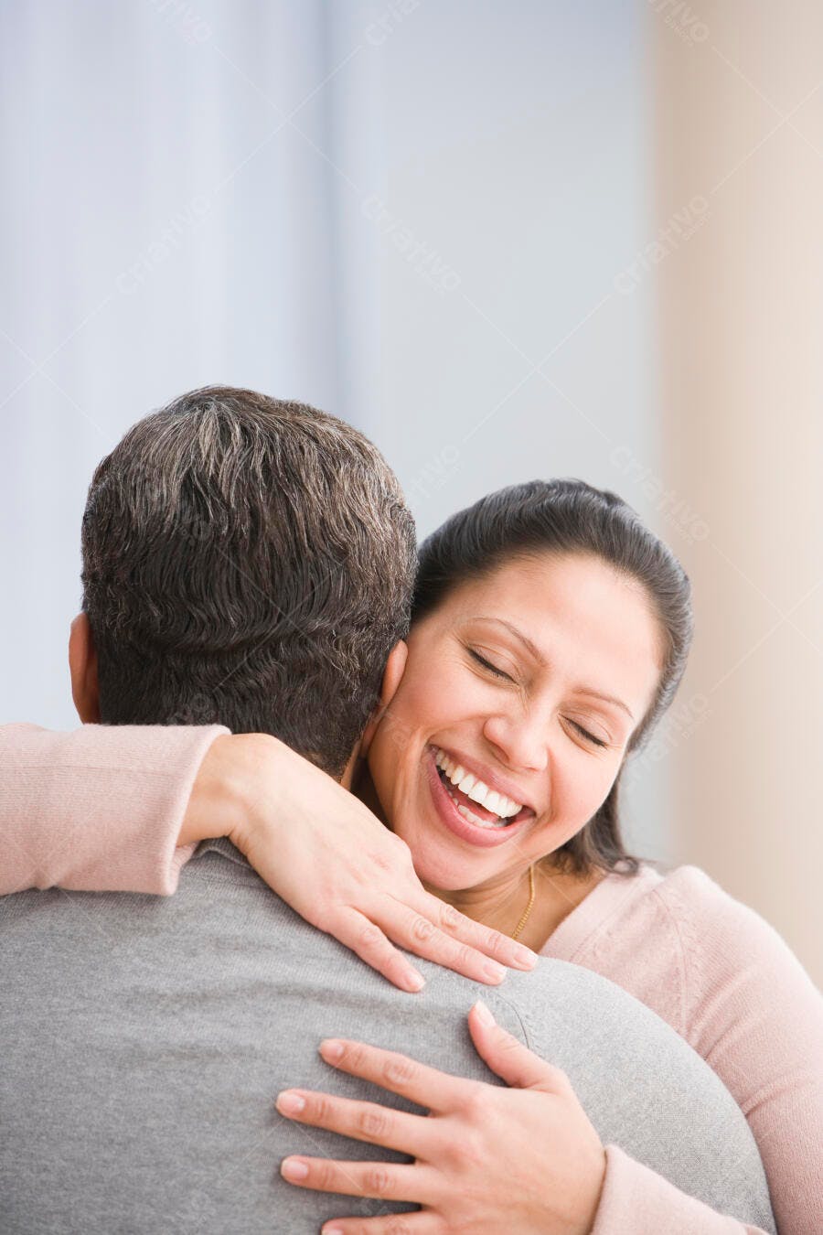 Casal abraçando com alegria