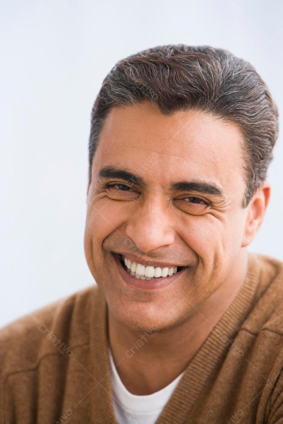 Homem latino sorrindo alegremente