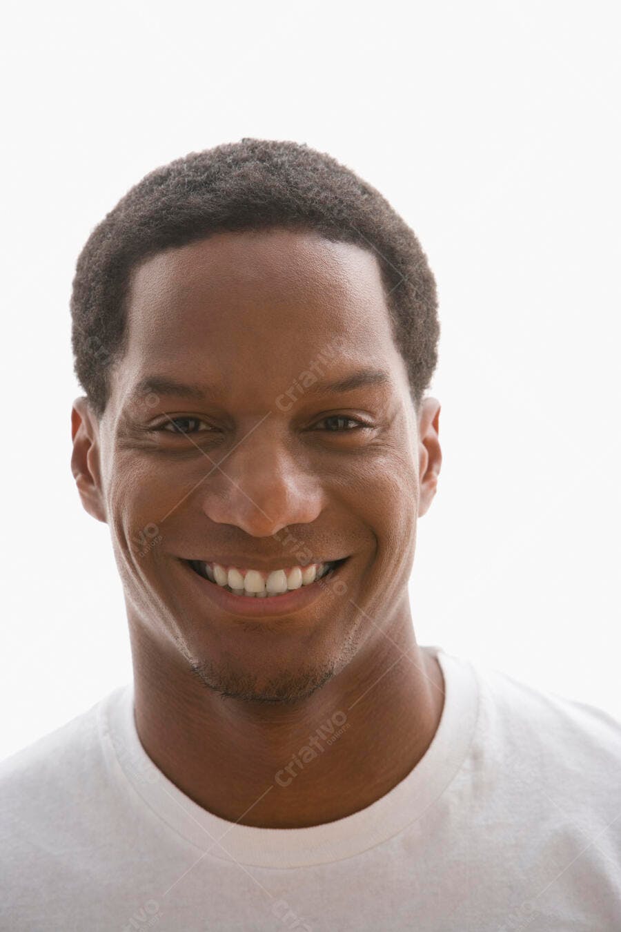Homem negro sorrindo camisa branca