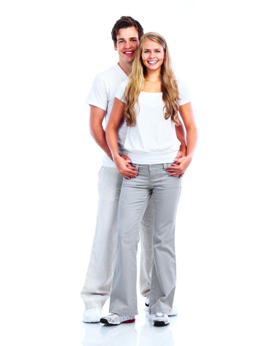 Casal jovem feliz em fundo branco