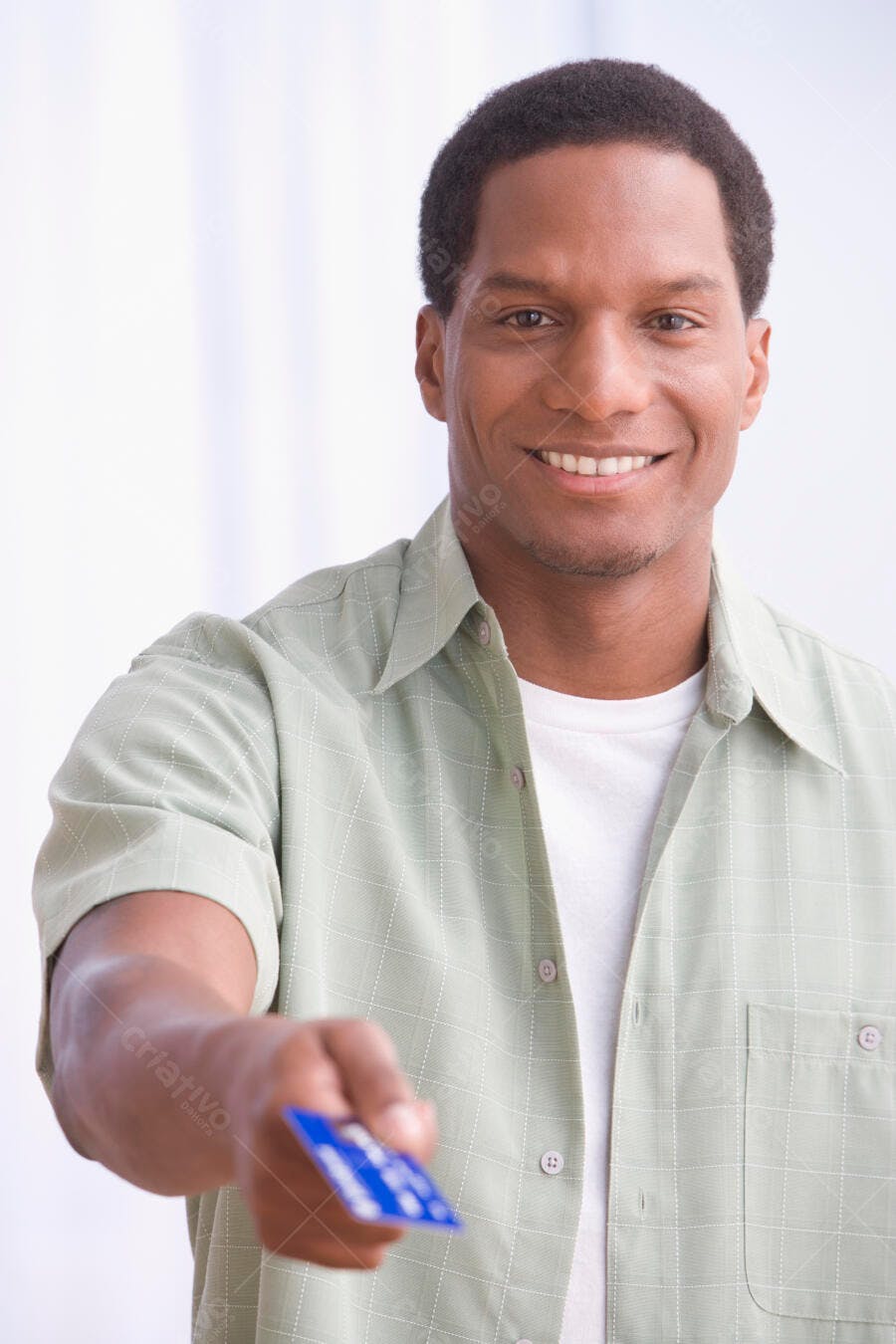Homem negro oferecendo cartão de crédito