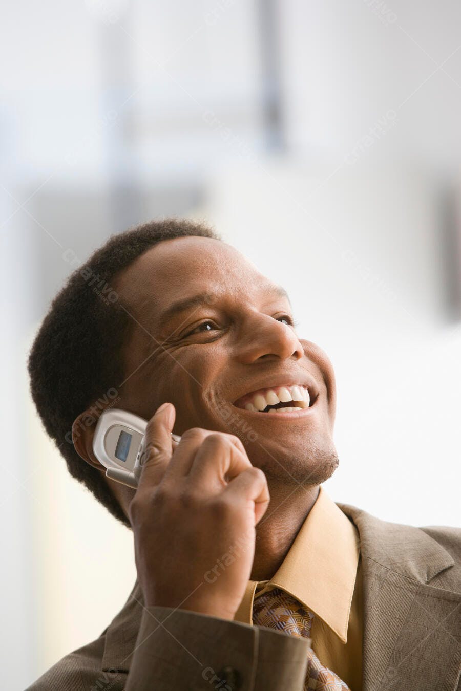 Homem negro sorridente ao telefone