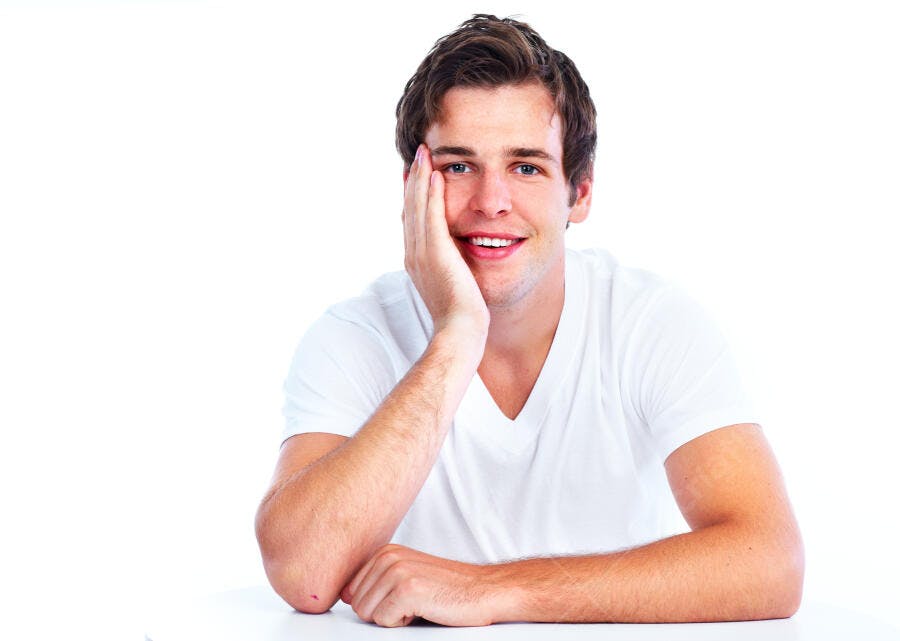 Homem jovem sorrindo fundo branco