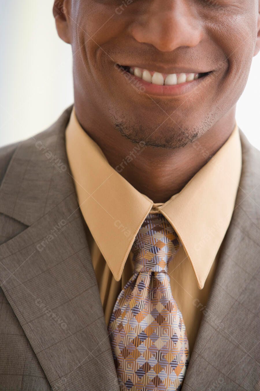 Sorriso confiante de homem de negócios