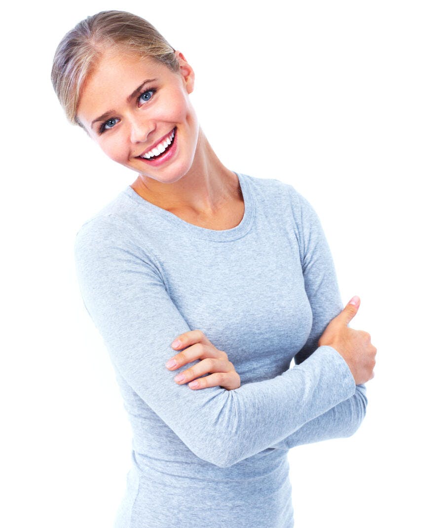 Mulher sorridente braços cruzados fundo branco