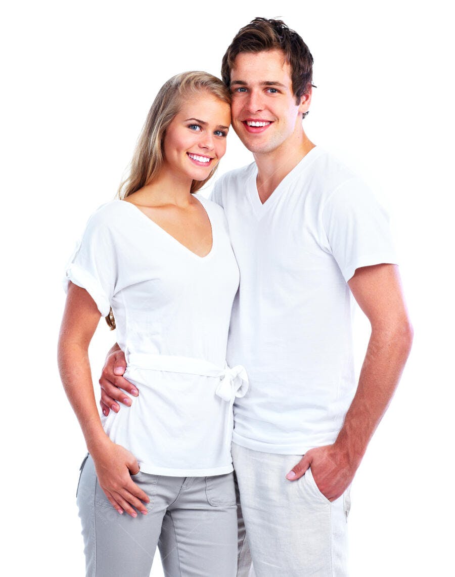 Casal jovem feliz em fundo branco