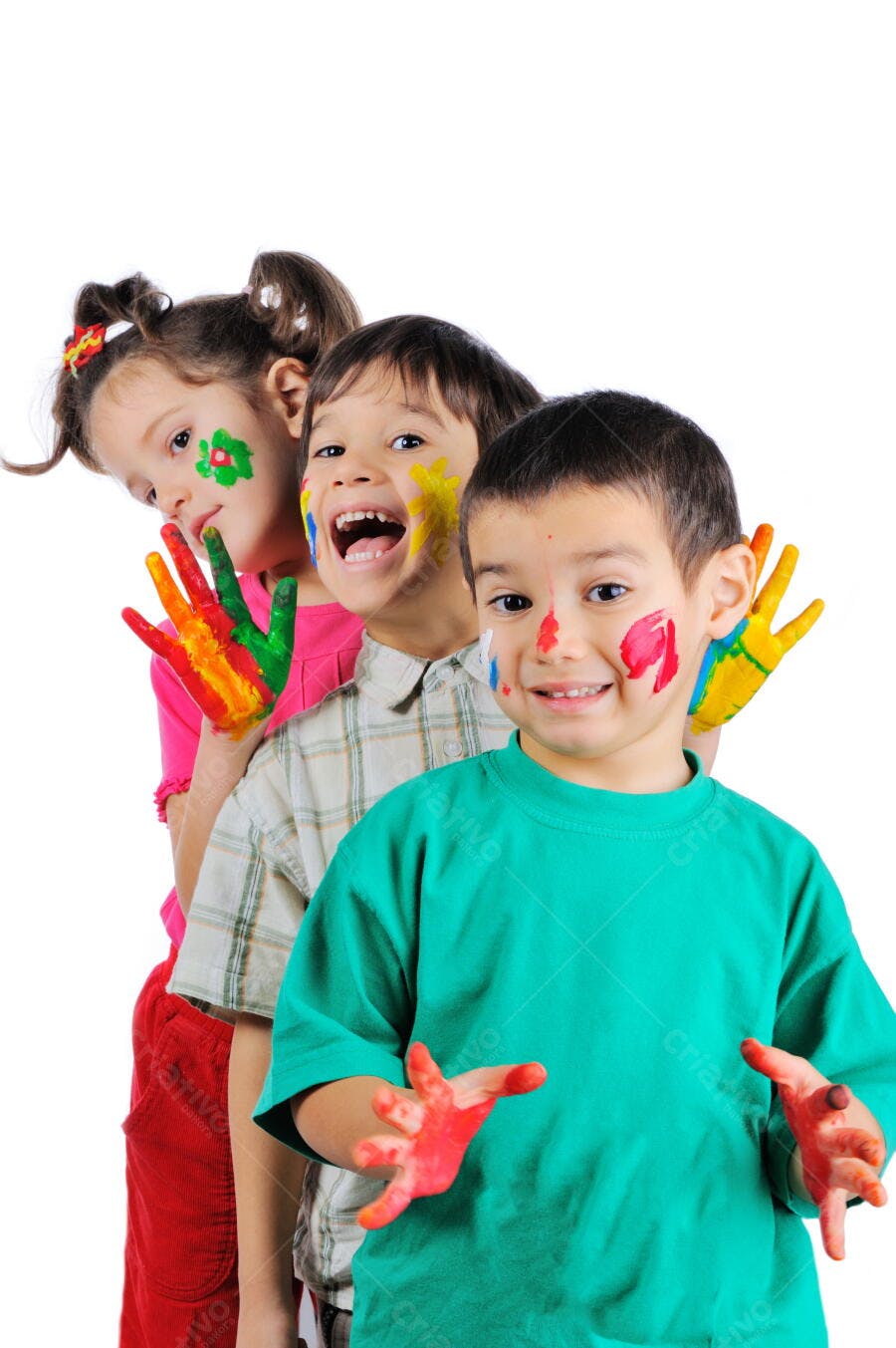 Crianças felizes com tinta colorida nas mãos