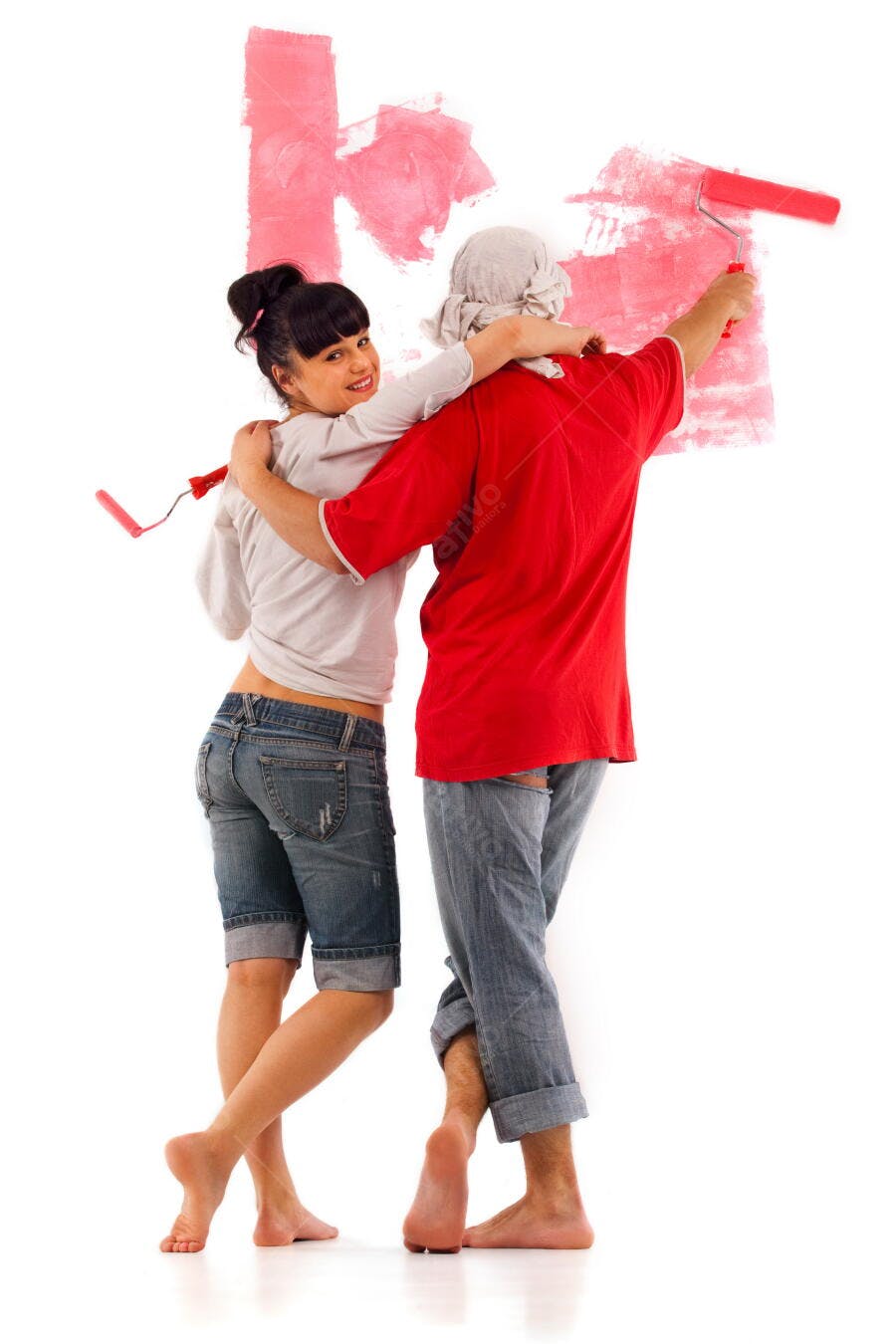 Casal pintando parede de vermelho