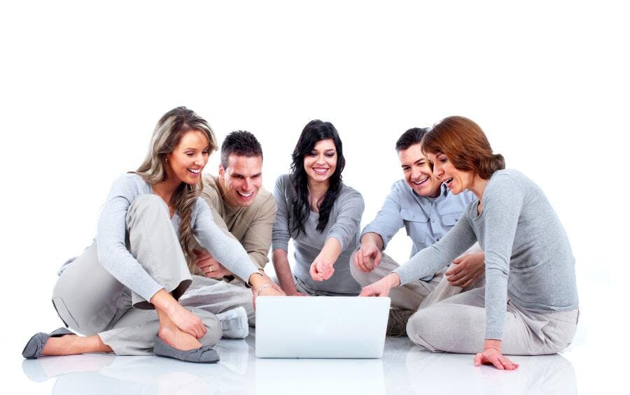 Grupo de amigos olhando laptop sorrindo