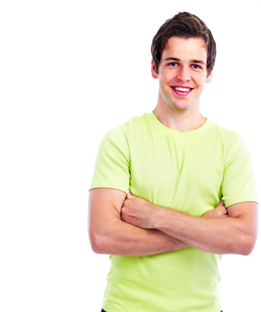 Homem jovem sorridente camisa verde claro