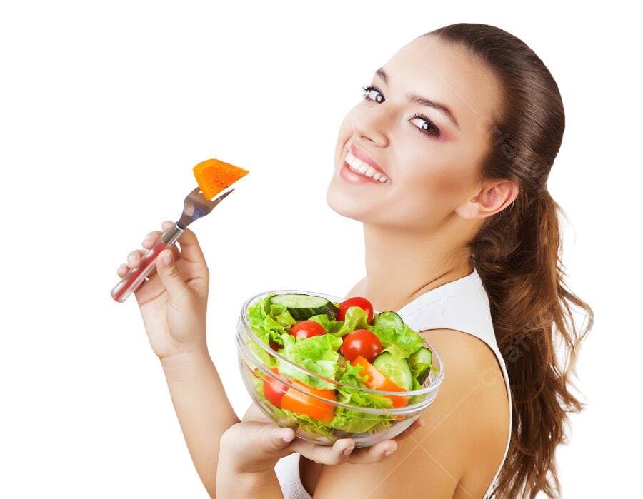 Mulher sorrindo com salada colorida