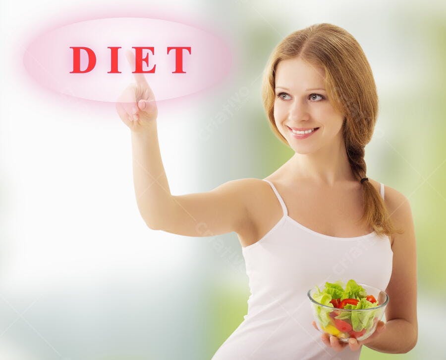 Mulher selecionando dieta com salada