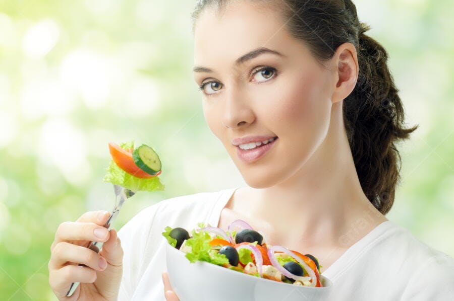 Mulher comendo salada fresca e saudável