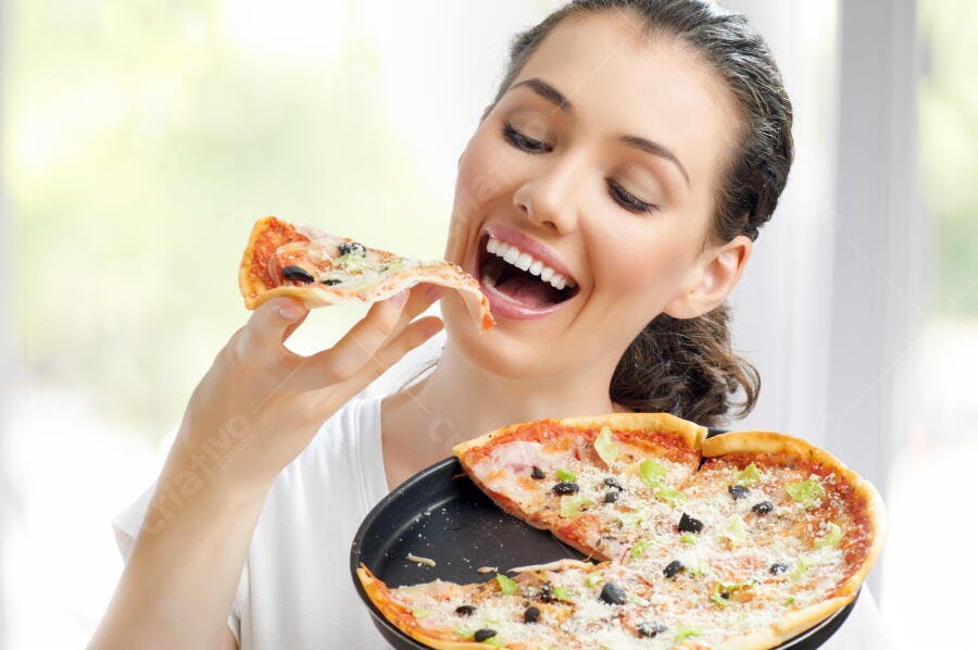 Mulher feliz comendo pizza saborosa