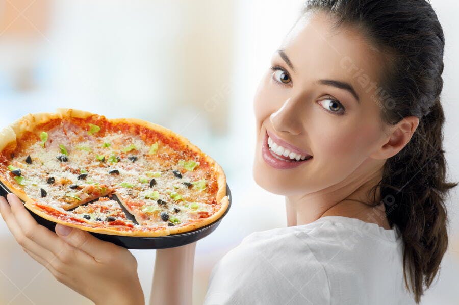 Pizza deliciosa com azeitonas e presunto