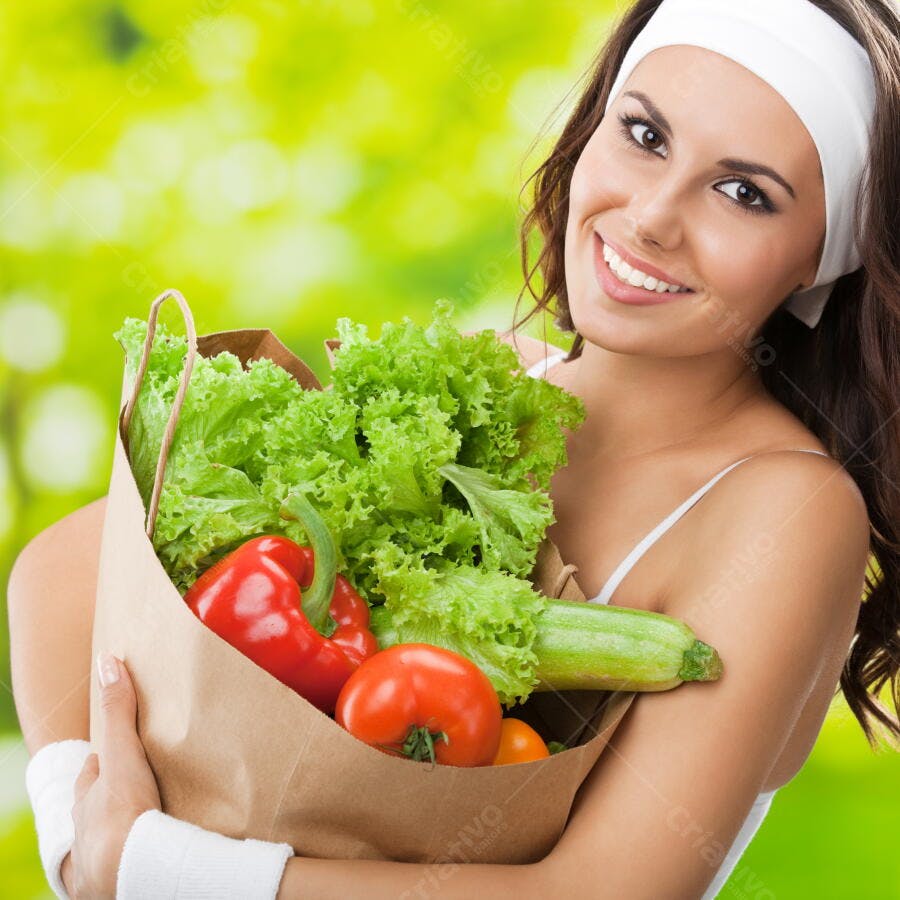 Mulher saudável com saco de compras de legumes