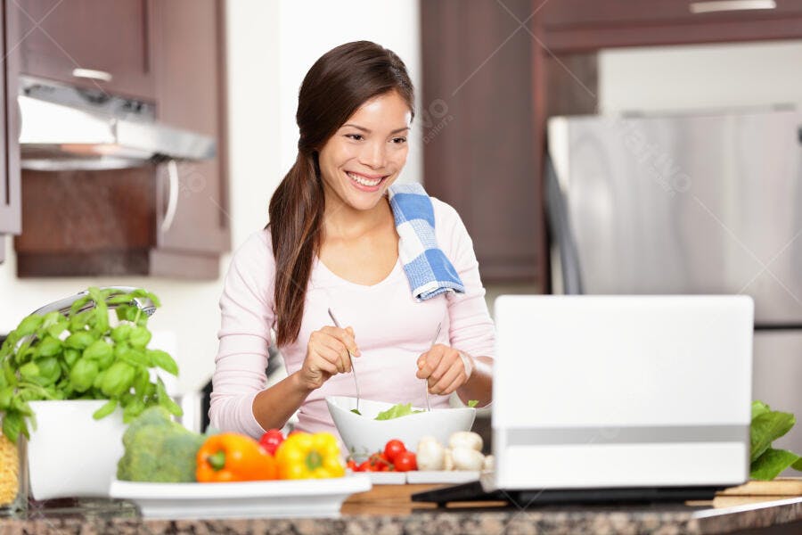 Mulher preparando salada na cozinha