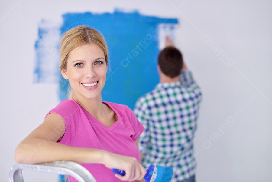 Casal pintando parede azul claro