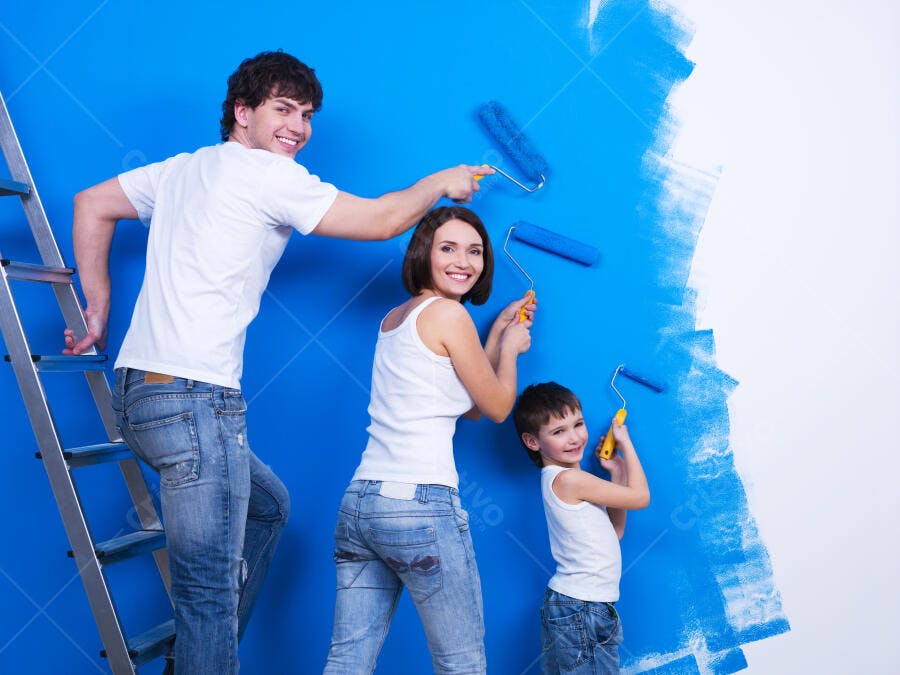 Família pintando parede azul claro