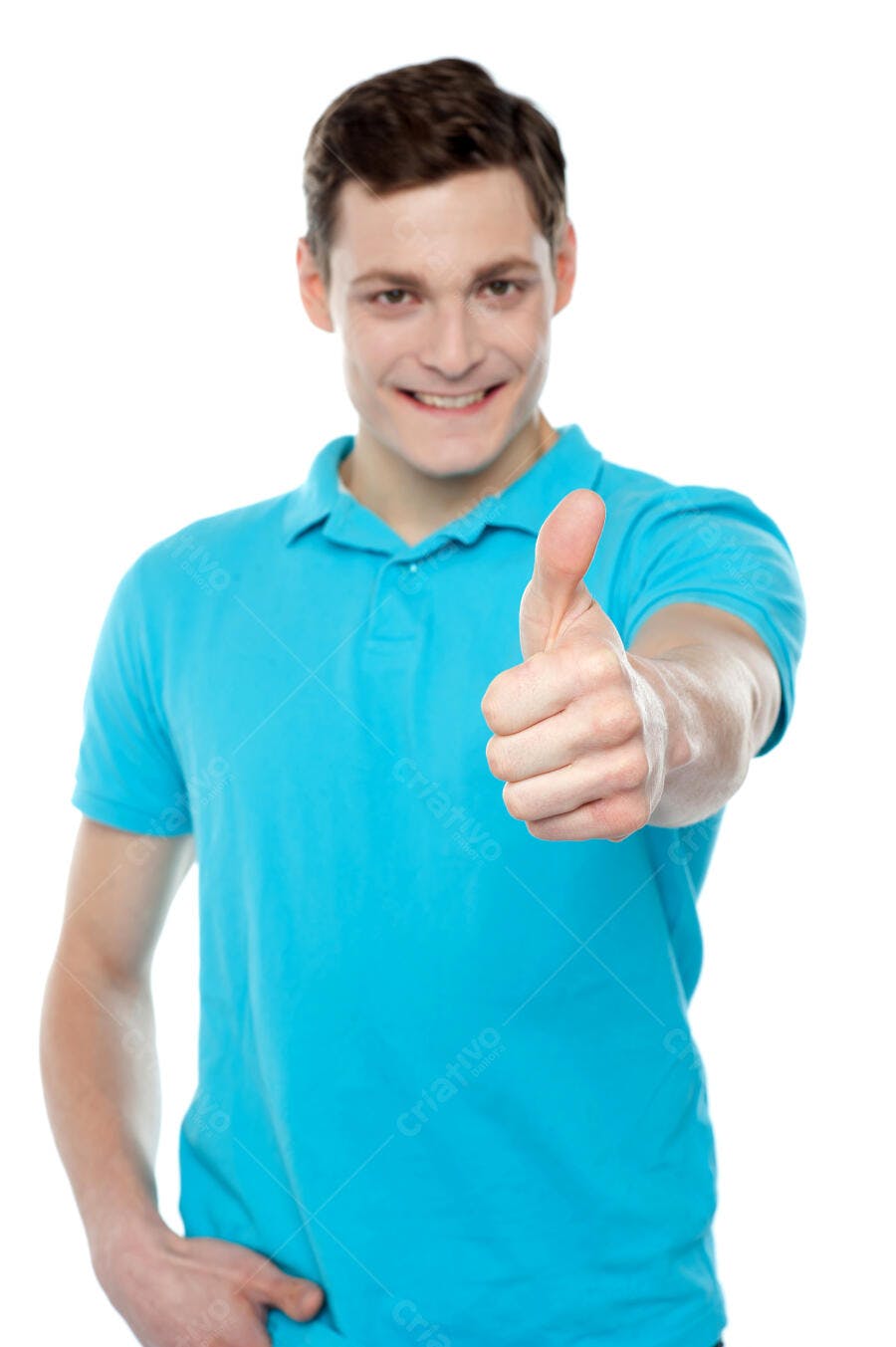 Homem mostrando positivo com polegar para cima